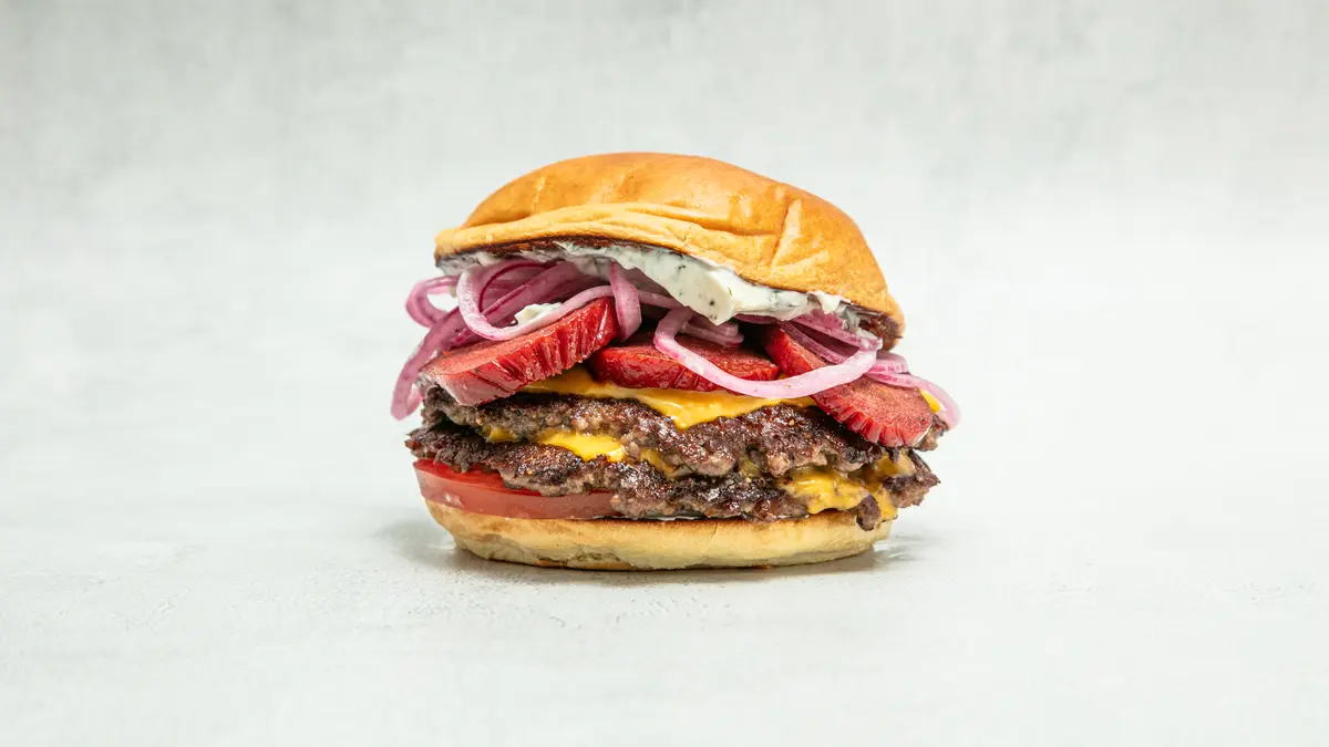 Big Bondhu — smashburgare med örtig färskost, sucuk och picklad rödlök
