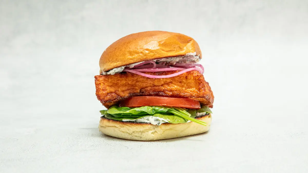 Hangry Halloumi — vegetarisk burgare med friterad halloumi, örtig färskost och spenat