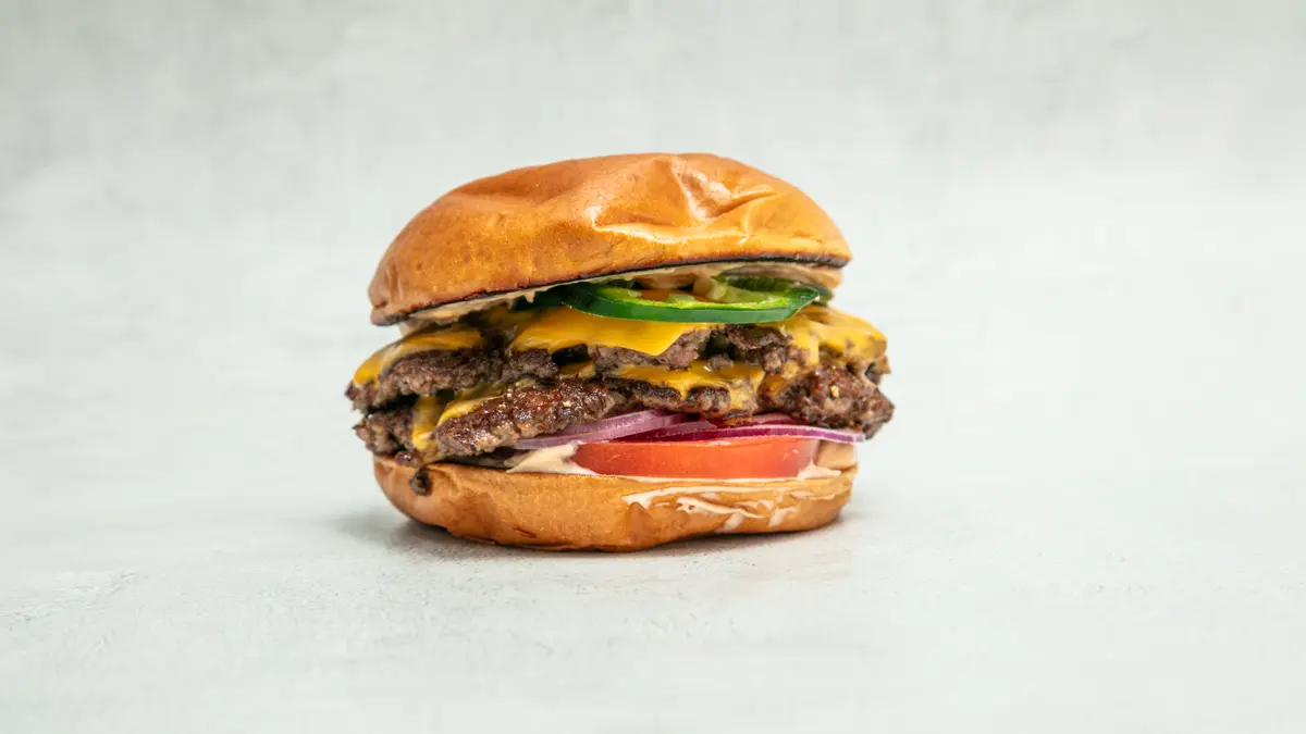 Rollin' Flame — smashburgare med chili mayo, färsk jalapeño och rödlök