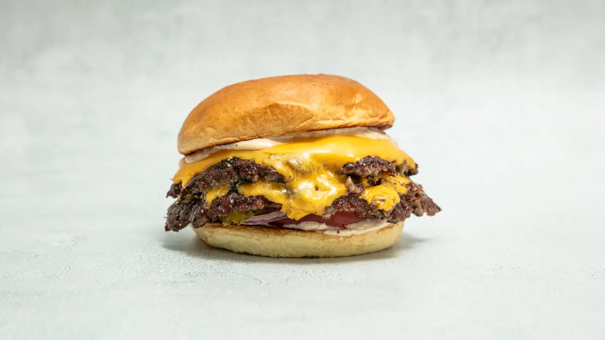 Rollin' Original — smashburgare med ost, husets dressing, tomat, rödlök och pickles