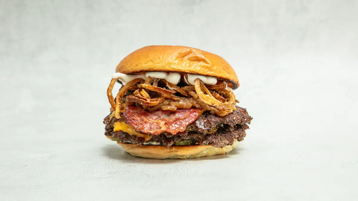 Truffle Shuffle — smashburgare med tryffelaioli, karamelliserad lök och kalvbacon